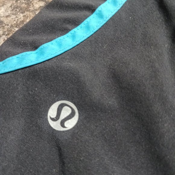Lululemon Wet Dry Warm Speed Shorts.  Size 6 - Picture 4 of 7